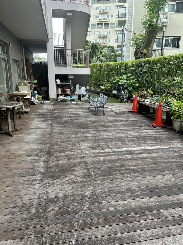 工事前　施工前は木材の腐食が進み、一部では破損している箇所もみられました。