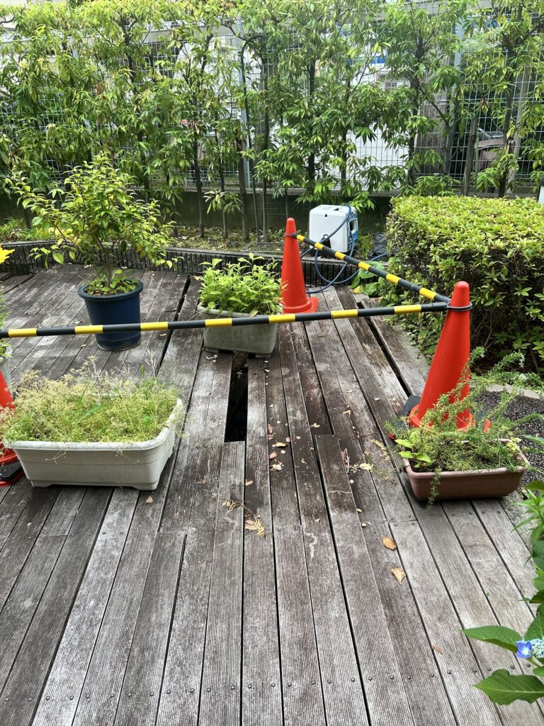 工事前　入所者様が安心して歩ける状態ではなく、安全確保のため利用を停止していました。