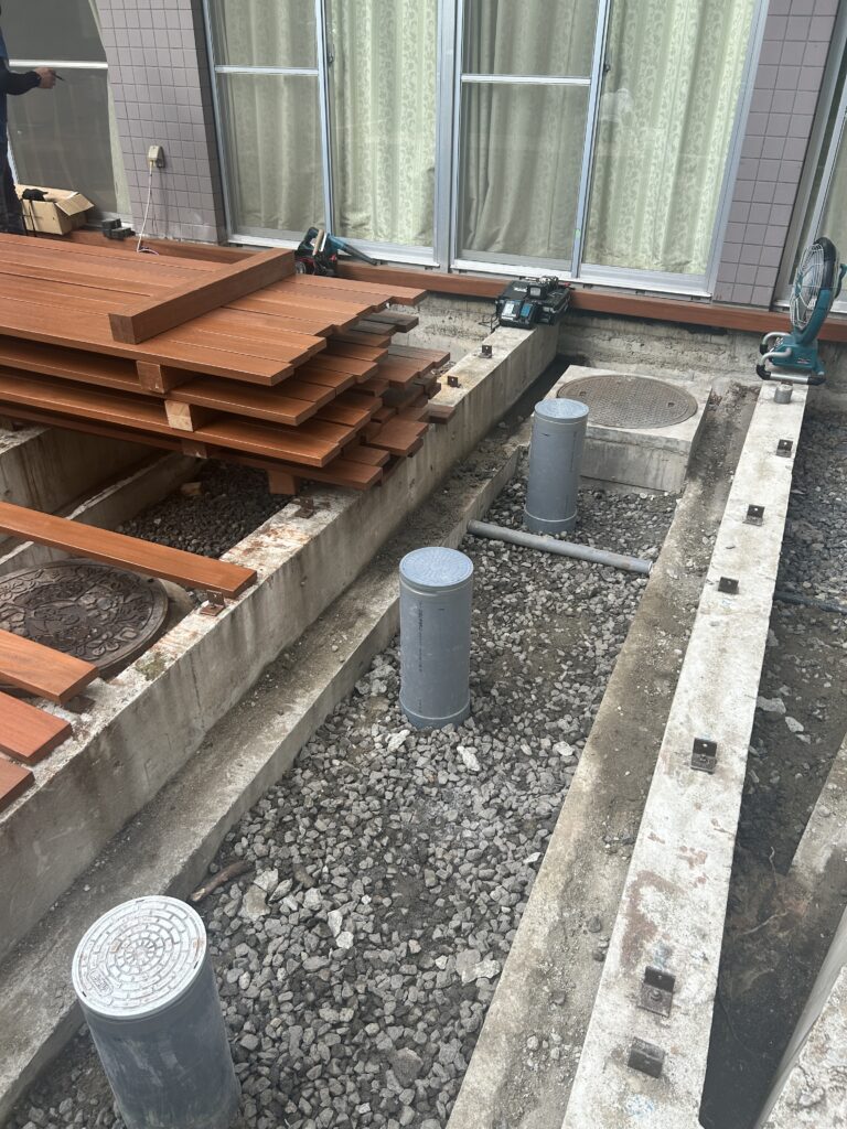 工事中　災害時の利用も考え、仮設トイレを設置できるよう排水設備しました。