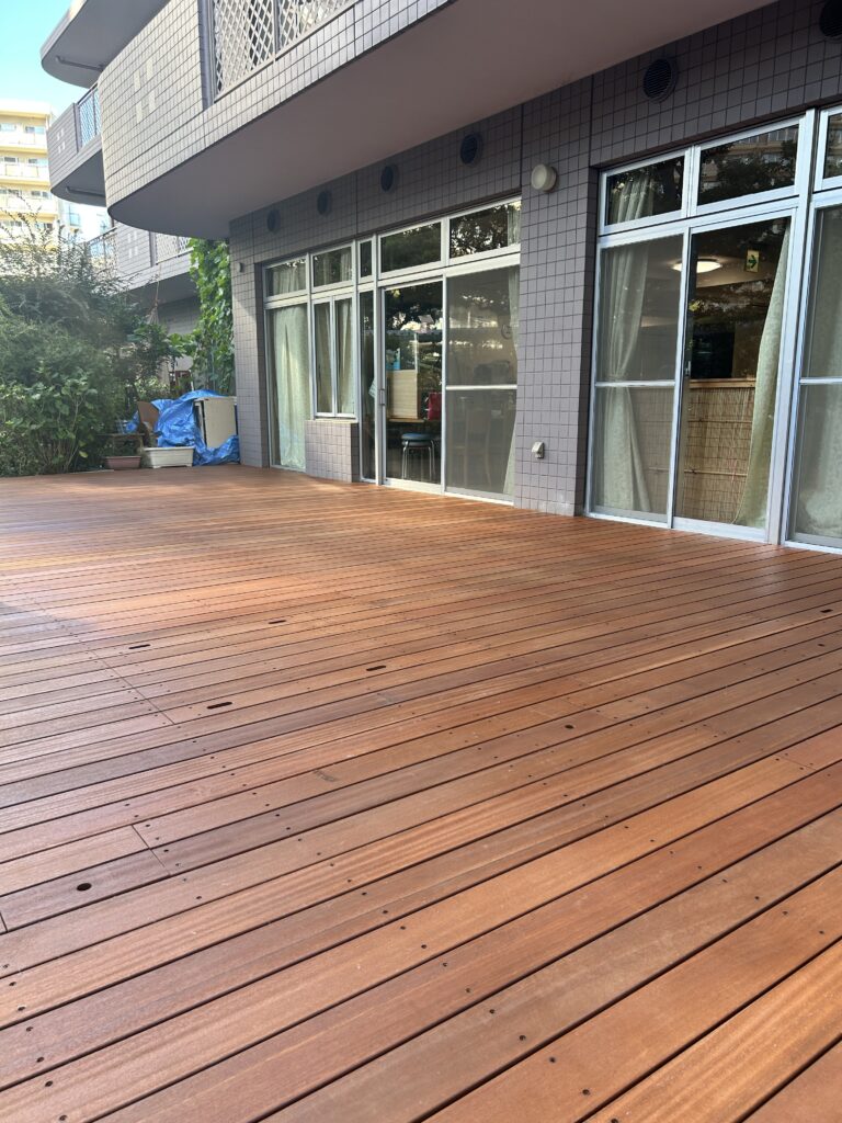 工事後　広々としたウッドデッキが完成しました。天然木ならではの美しい木目と温かみがあり、以前の憩いのスペースが安全で快適な空間として生まれ変わりました。